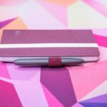 Ledger Nano Gen 5 Krypto-Hardware-Wallet in auberginefarbenem Magnet-Folio für stilvollen Schutz digitaler Vermögenswerte.