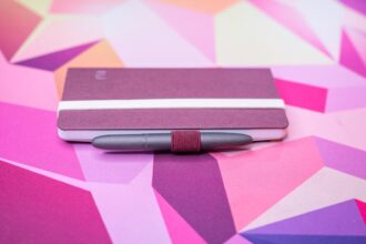 Ledger Nano Gen 5 Krypto-Hardware-Wallet in auberginefarbenem Magnet-Folio für stilvollen Schutz digitaler Vermögenswerte.