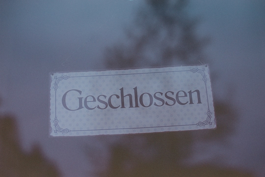 Ein 25-Euro-Geschenkgutschein mit weihnachtlichem Design, umgeben von Tannenzweigen und einer Sparbüchse, als Tipp für falschfreie Geschenke.