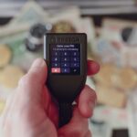 Trezor Safe 7 Hardware-Wallet mit Sicherheitssymbol, ideal zum sicheren Aufbewahren und Sparen von Kryptowährungen.