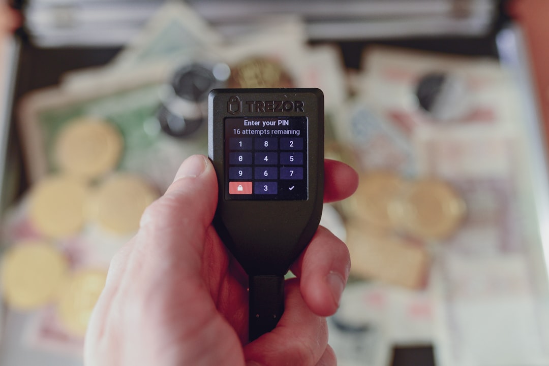 Trezor Safe 7 Hardware-Wallet mit Sicherheitssymbol, ideal zum sicheren Aufbewahren und Sparen von Kryptowährungen.