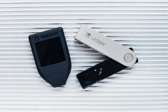 Sicheres Ledger Nano X Krypto-Wallet, schützt Ersparnisse vor Hacks.