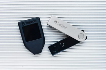 Sicheres Ledger Nano X Krypto-Wallet, schützt Ersparnisse vor Hacks.
