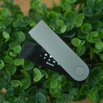 Ein silbernes Ledger Nano Gen 5 Hardware-Wallet, sicher vernetzt mit einem Laptop, schützt Kryptowährungen vor Diebstahl.