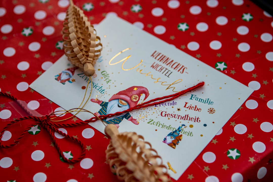 Ein goldener Geschenkgutschein über 100 Euro, verziert mit Tannenzweigen und einer roten Schleife, symbolisiert stressfreies und sparsames Schenken zu Weihnachten.