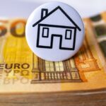 Geschenkgutschein 50 Euro für ein neues Zuhause, umgeben von Geldscheinen und einem Sparschwein – ideal zum Geldsparen.