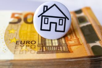 Geschenkgutschein 50 Euro für ein neues Zuhause, umgeben von Geldscheinen und einem Sparschwein – ideal zum Geldsparen.