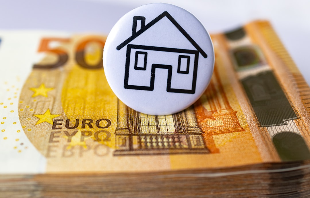 Geschenkgutschein 50 Euro für ein neues Zuhause, umgeben von Geldscheinen und einem Sparschwein – ideal zum Geldsparen.