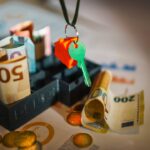Goldmünze umgeben von 20 Aufbewahrungsboxen für 100 Euro – Spartipp zum Goldschatz.