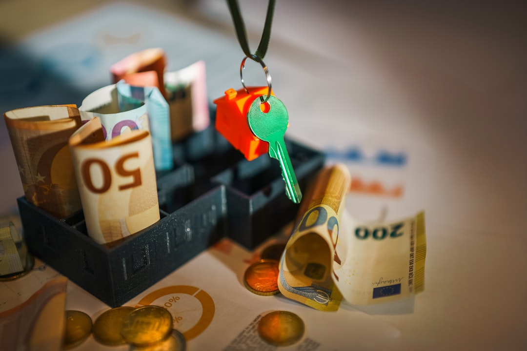 Goldmünze umgeben von 20 Aufbewahrungsboxen für 100 Euro – Spartipp zum Goldschatz.