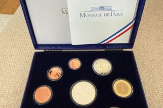 Kursmünzensatz mit zusätzlicher 15€-Silbermünze 'Marianne' in