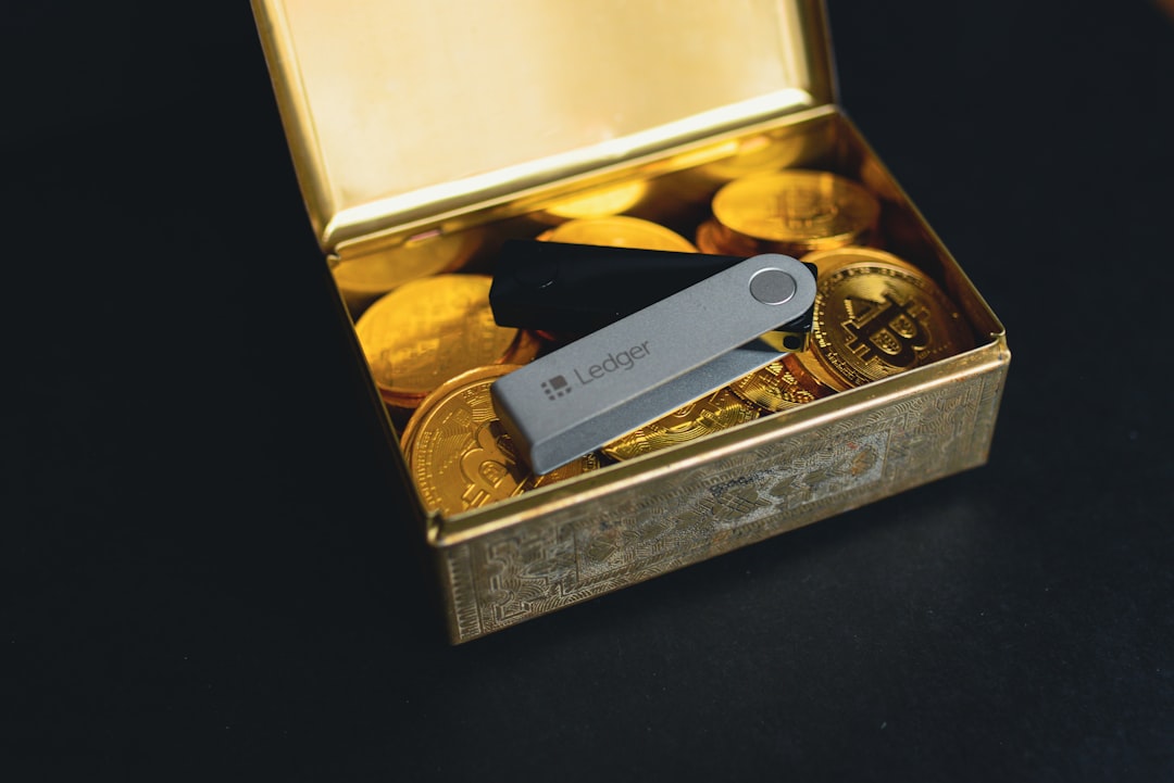 Ein Ledger Nano Gen 5 Hardware-Wallet liegt in einem offenen Tresor, umgeben von digitalen Münzen und einem Sparschwein.