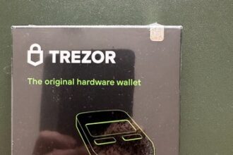 Trezor Model Hardware Wallet für Kryptos